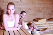 junge Frauen mit der Sauna
