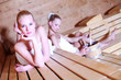 junge Frauen in der Sauna