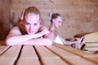 junge Frauen in der Sauna