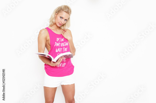 Photo: junge Frau liest Buch junge Frau liest Buch