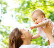 Foto: Beautiful Mother And Baby outdoors. Nature Beautiful Mother And Baby outdoors. Nature