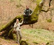 Foto: Happy smiling travellers couple in a forest Happy smiling travellers couple in a forest
