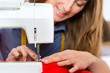 Foto: Modedesignerin im Studio bei der Arbeit Modedesignerin im Studio bei der Arbeit