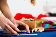 Modedesignerin im Studio bei der Arbeit