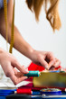 Modedesignerin im Studio bei der Arbeit
