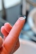 Kontaktlinse auf Finger