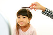 ヘアカットをする女の子