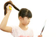 ヘアケアをする女の子