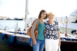 Nonna e nipote al porto turistico