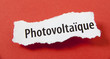 photovoltaïque mot sur papier fond rouge