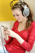 Photo: Schülerin hört Musik mit MP3-Player Schülerin hört Musik mit MP3-Player