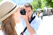 Foto: Man taking picture of girlfriend during week-end Man taking picture of girlfriend during week-end