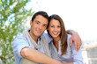 Foto: Cheerful couple relaxing in park Cheerful couple relaxing in park