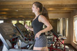 Junge Frau auf Laufband, Fitness-Studio