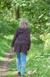 Frau geht spazieren