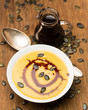 Foto: Kürbiscremesuppe auf Holzbrett von oben Kürbiscremesuppe auf Holzbrett von oben
