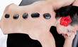 Femme recevant un massage aux pierres chaudes au salon de spa