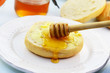 Brötchen mit Honig