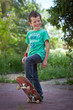 Photo: Jeune garçon faisant du skate Jeune garçon faisant du skate