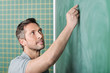 Foto: lehrer schreibt an die schultafel lehrer schreibt an die schultafel