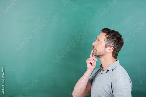 Photo: nachdenklicher mann vor einer schultafel nachdenklicher mann vor einer schultafel
