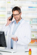 apotheker mit telefon und rezept