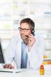 apotheker telefoniert mit headset