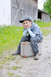 Foto: Kind verreist mit seinem Koffer Kind verreist mit seinem Koffer