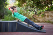 Photo: Jeune skater jouant sur sa rampe Jeune skater jouant sur sa rampe