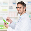 lächelnder apotheker mit einer packung tee
