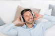 lächelnder mann genießt musik