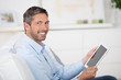 mann mit tablet zu hause
