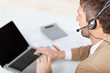 geschäftsmann telefoniert mit headset