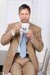 geschäftsmann trinkt kaffee im büro
