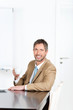 Foto: entspannter mann mit kaffeetasse im büro entspannter mann mit kaffeetasse im büro