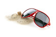 Sonnenbrille, Sand und Muscheln isoliert
