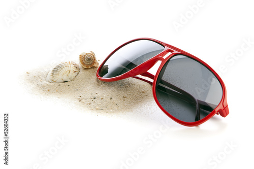 Photo: Sonnenbrille, Sand und Muscheln isoliert Sonnenbrille, Sand und Muscheln isoliert