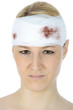 Photo: Junge Frau mit Kopfverband Junge Frau mit Kopfverband