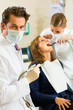 Photo: Patientin bei Zahnarzt - Behandlung mit Bohren Patientin bei Zahnarzt - Behandlung mit Bohren