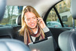 Frau fährt in einem Taxi, sie telefoniert