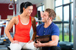 Photo: Trainer und Frau im Fitnessstudio Trainer und Frau im Fitnessstudio
