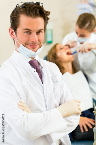 Photo: Patientin bei Zahnarzt - Behandlung mit Bohren Patientin bei Zahnarzt - Behandlung mit Bohren
