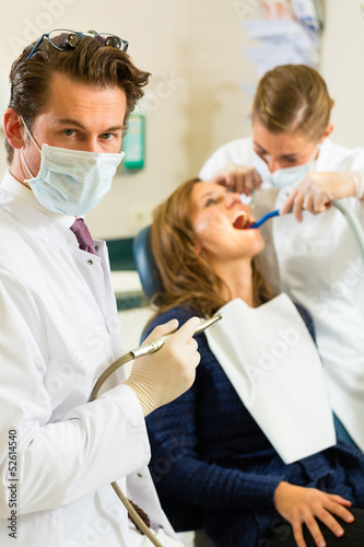 Photo: Patientin bei Zahnarzt - Behandlung mit Bohren Patientin bei Zahnarzt - Behandlung mit Bohren