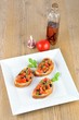 Photo: bruschetta auf holztisch und weissem teller von oben bruschetta auf holztisch und weissem teller von oben
