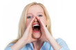 junge frau schreit laut