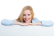 Photo: blonde lachende frau mit werbeschild blonde lachende frau mit werbeschild