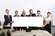 Geschäftsleute halten Banner mit Textfreiraum