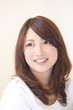 笑顔の若い女性