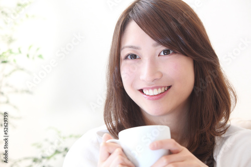 Photo: コーヒーを飲む若い女性 コーヒーを飲む若い女性