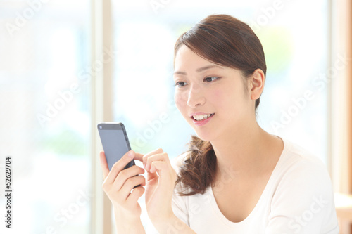 Photo: スマホを持つ若い女性 スマホを持つ若い女性